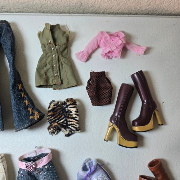 Bratz Meygan Doll Bundle - 4 Dolls Clothes Shoes Sleepover Strut It Xpress It - Picture 6 of 10